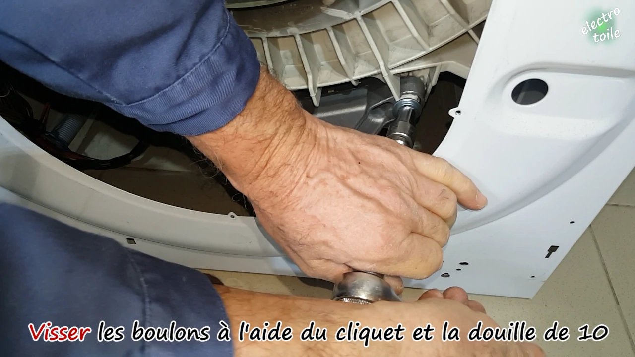 visser les deux boulons de fixation du moteur