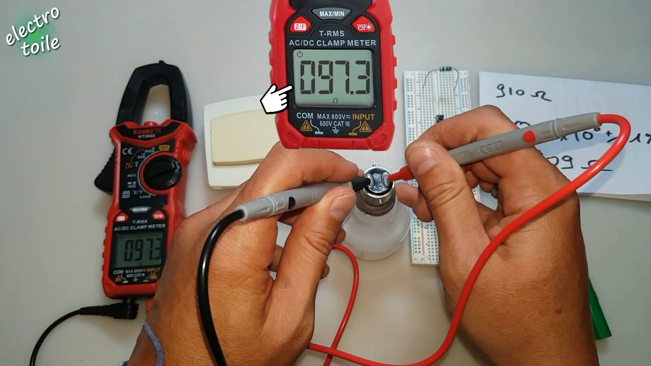 mesure de la résistance d'une lampe à incandescence avec pince multifonction