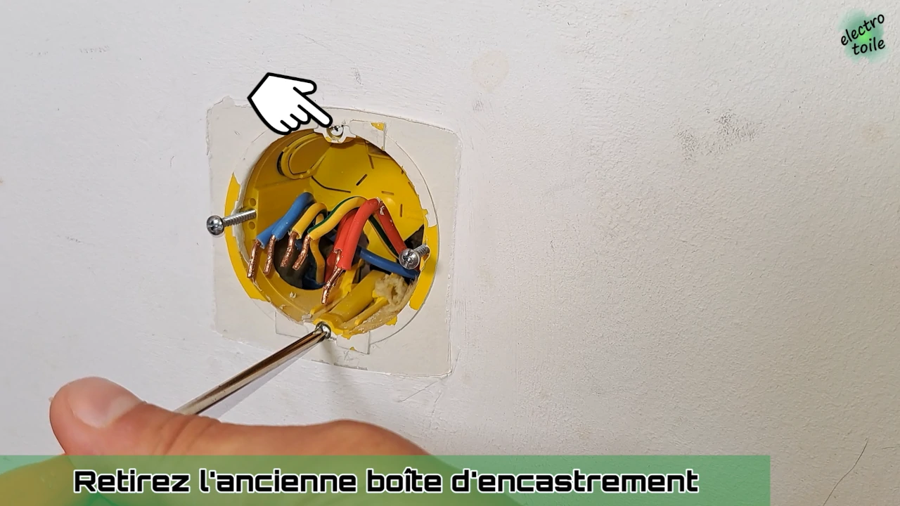 remplacement d'une boîte d'encastrement pour installer une prise de courant