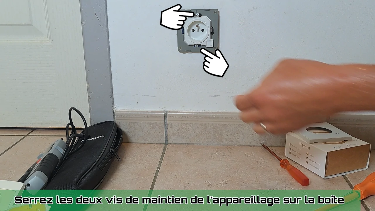 fixer la prise de courant sur la boîte d'encastrement