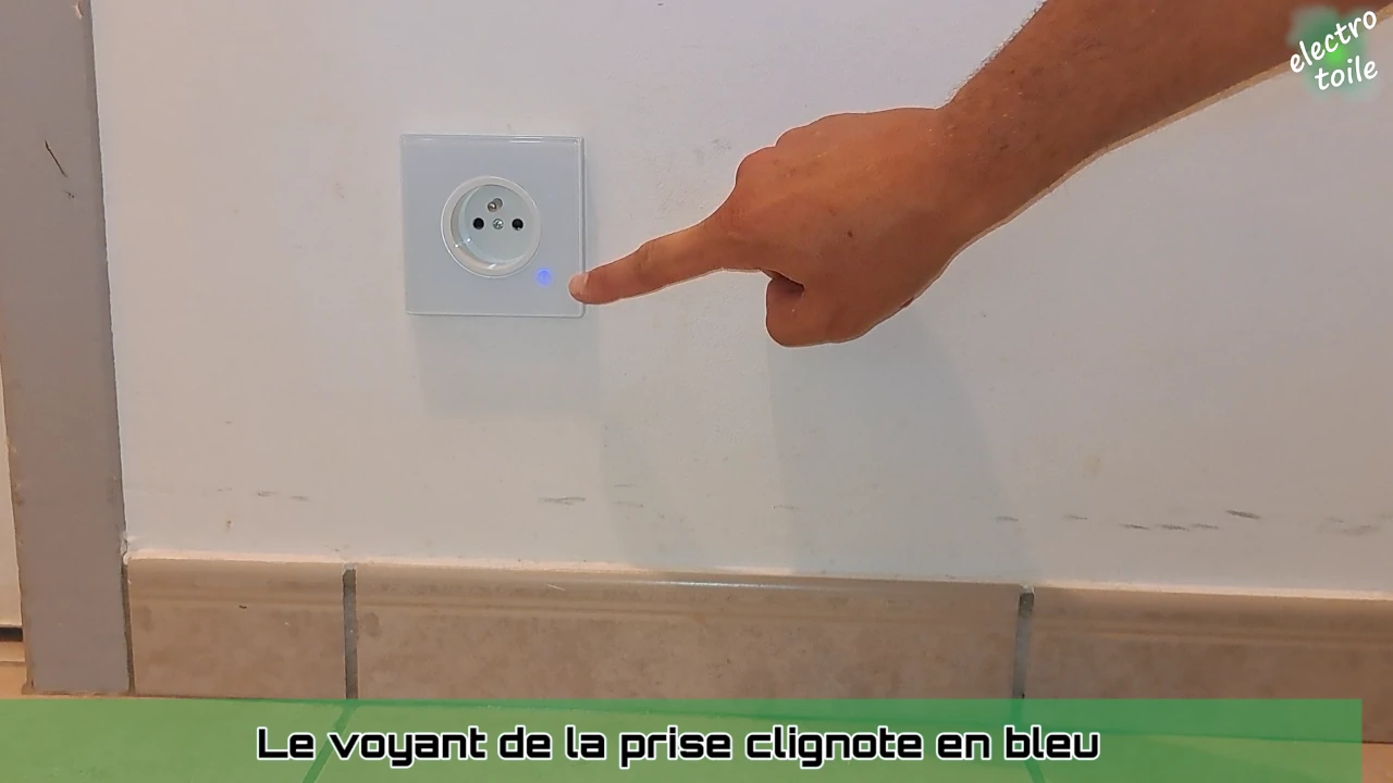 la prise connectée MOES clignote bleu, elle recherche une passerelle zigbee pour s'y connecter