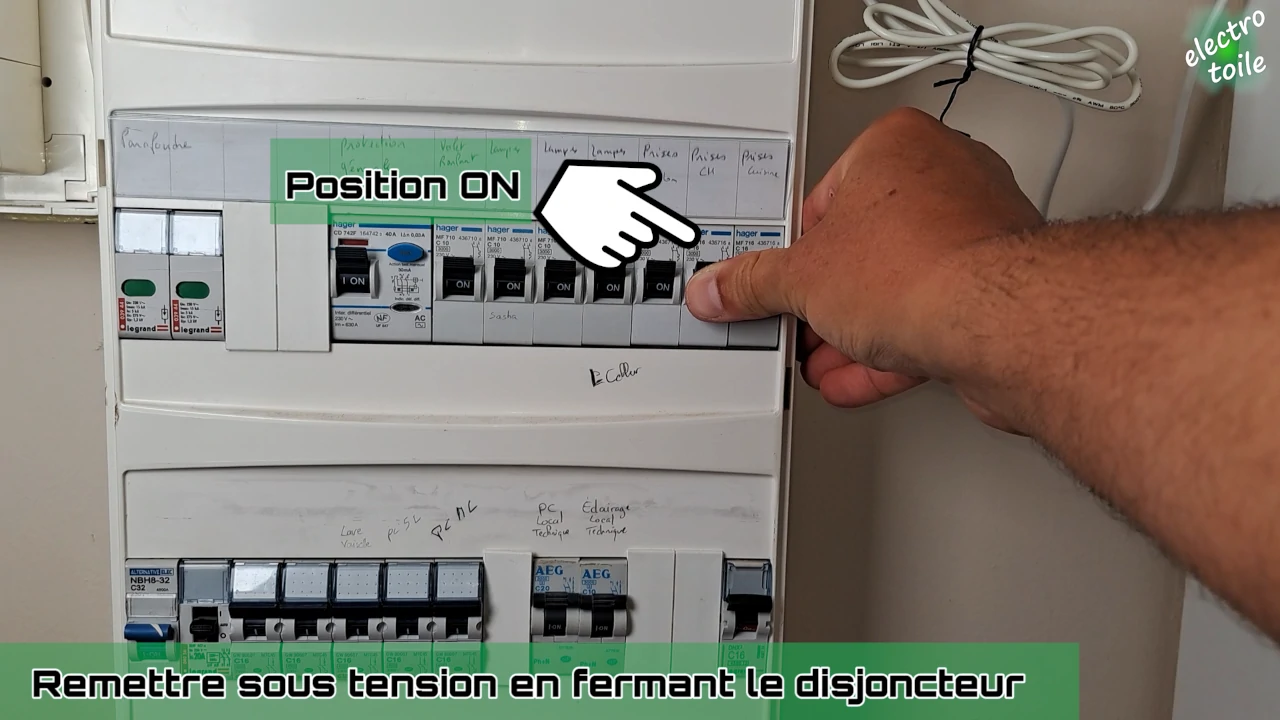 mettre sous tension le circuit prise de courant en fermant le disjoncteur