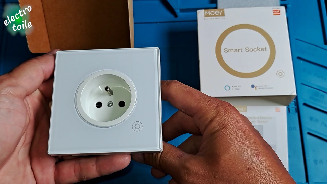 prise murale moes intelligente et connectée avec une façade effet verre