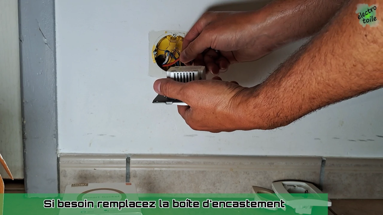 remplacement d'une boîte d'encastrement pour installer une prise de courant