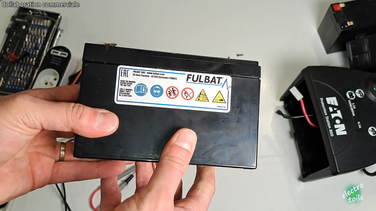 la batterie alimente l'onduleur lorsqu'il y a une coupure secteur