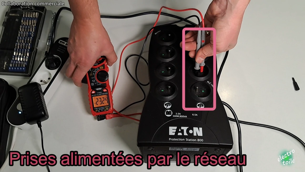vérifiez la tension en sortie de l'onduleur avec un voltmètre sur le calibre VAC