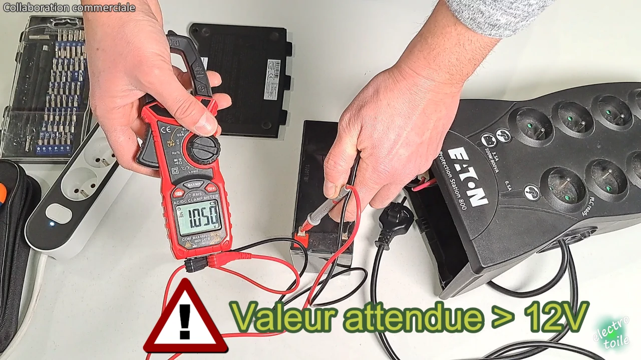 tester la tension de la batterie en utilisant un multimètre calibré sur voltmètre