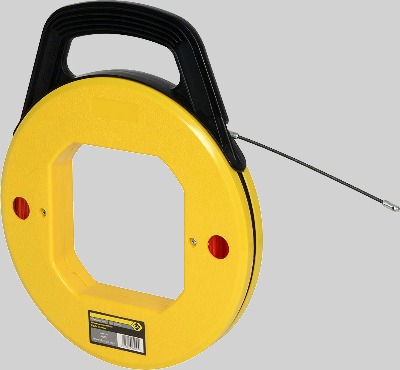 Aiguille tire-fil pour faciliter le tirage des câbles