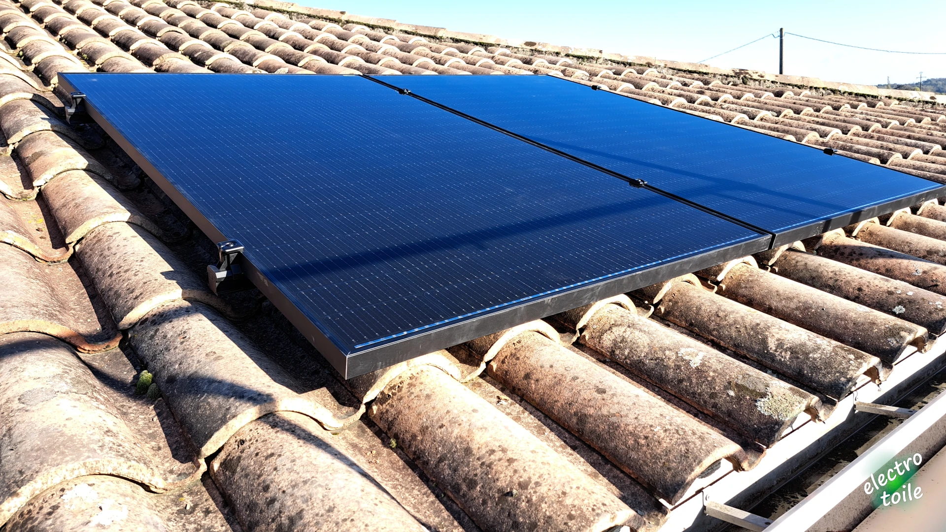 identfier le type de toiture permet de choisir les fixations compatibles pour les panneaux photovoltaïques