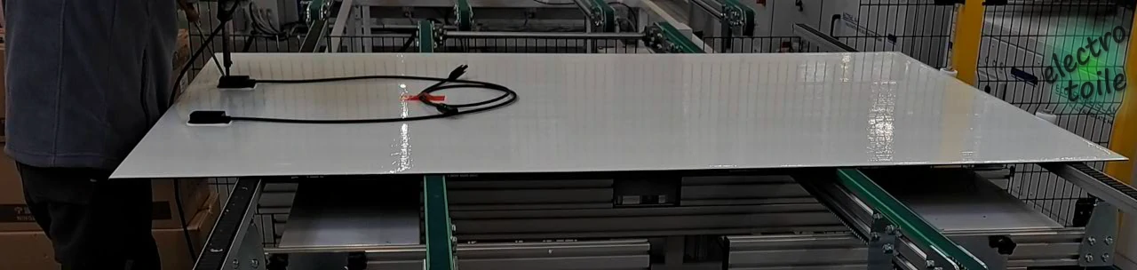 soudure du câble MC4 dans la boîte de jonction du panneau photovoltaïque