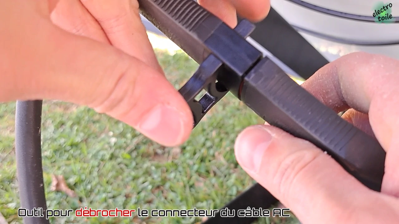 outil de déconnexion connecteur AC en sortie du micro onduleur APS