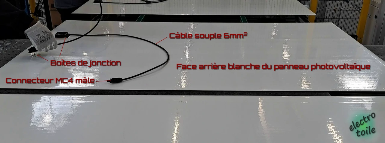 installation des boîtes de jonction pour les raccordements électriques du panneau photovoltaïques