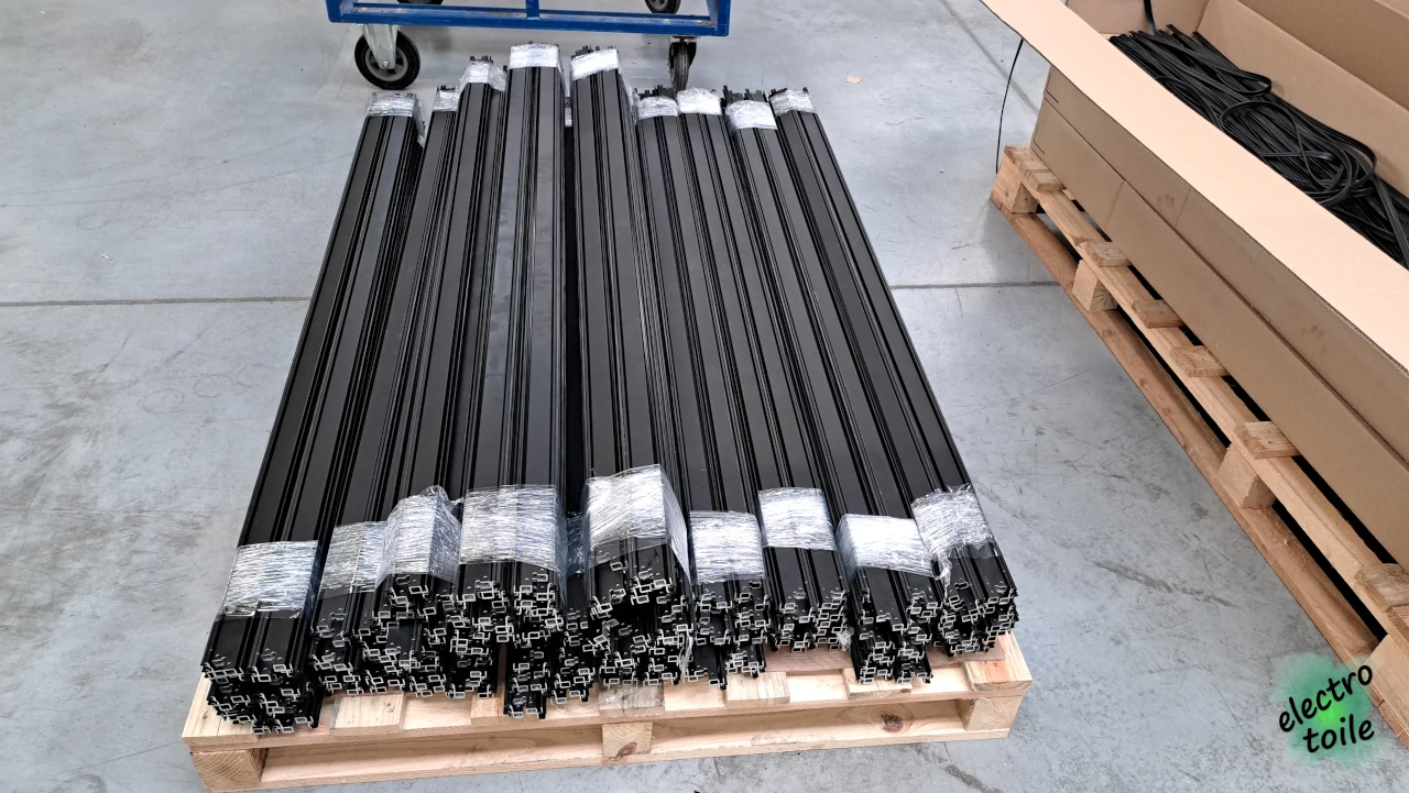 les profilés en aluminium permettent de fabriquer le cadre du panneau photovoltaïque