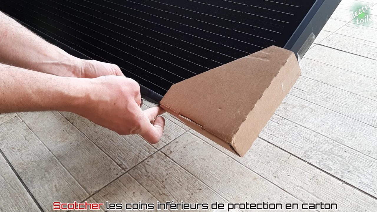 scotcher les angles en carton permet de protéger la station solaire Sunethic lors du déplacement dans le jardin