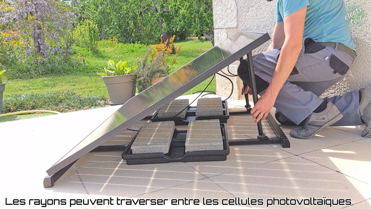 le soleil traverse les espaces entre les cellules solaire