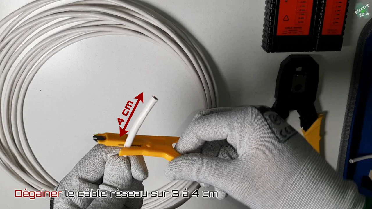 retirer la gaine du câble réseau sur 4 cm
