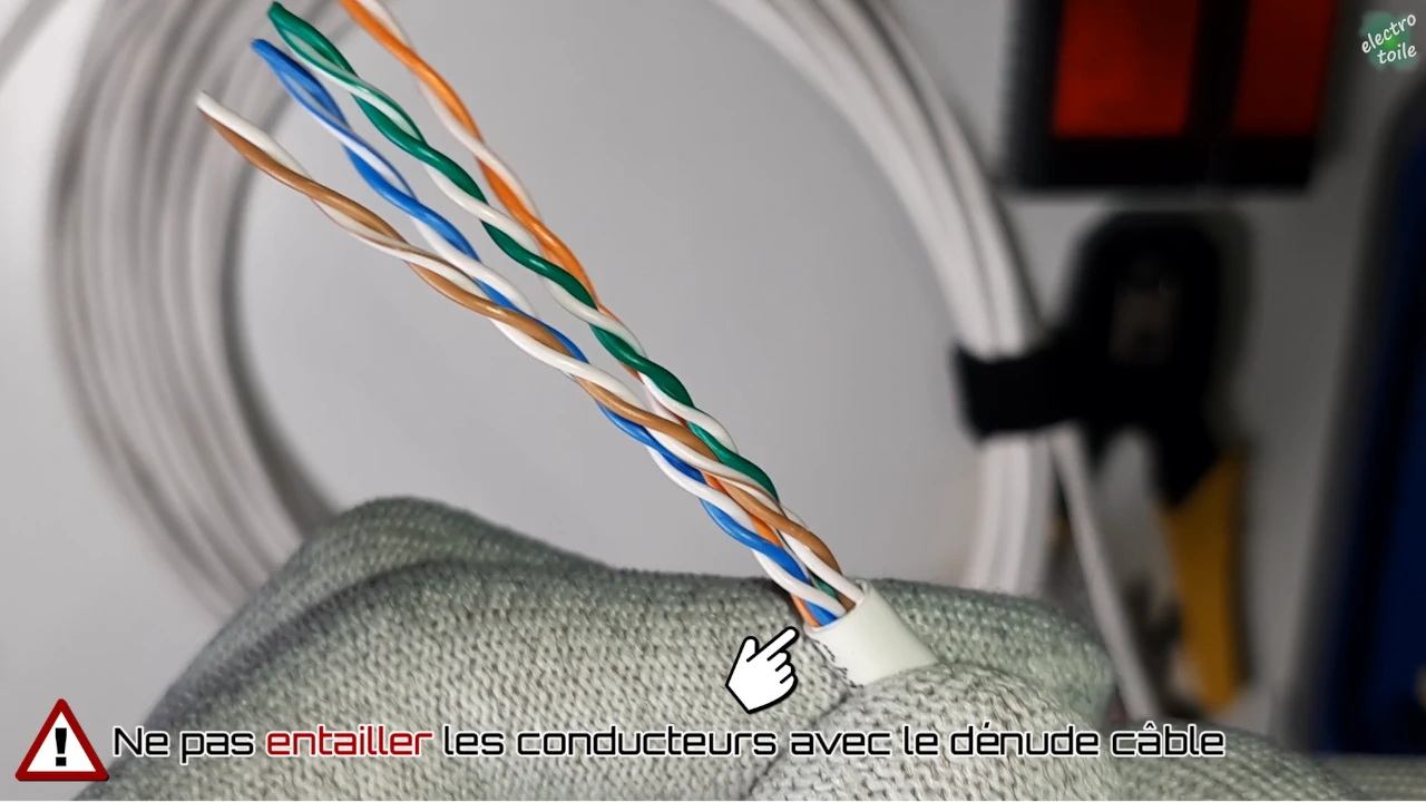 dégainer le câble en veillant à ne pas abimer les conducteurs