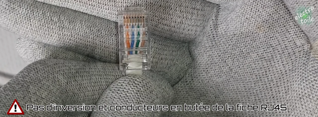 Couper les conducteurs afin de garder seulement 1cm de fils