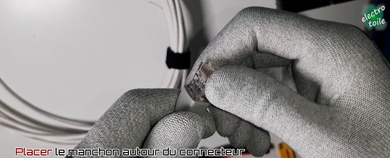 placez le manchon autour du connecteur RJ45
