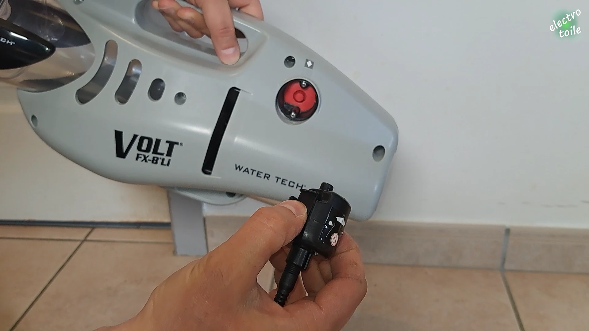L'aspirateur sans fil pour piscine se charge avec cet adaptateur secteur