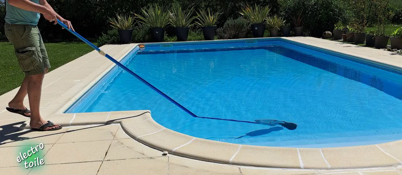 La perche télescopique permet un nettoyage en profondeur de la piscine