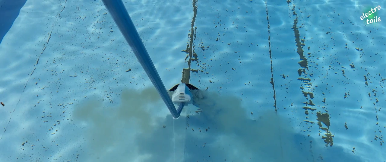 nettoyage fond de la piscine avec aspirateur sans fil