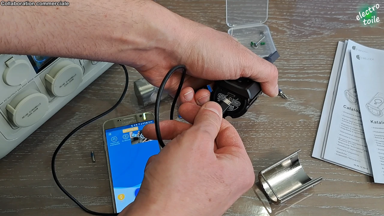 déverrouiller la serrure connectée welock touch41 avec le port micro usb