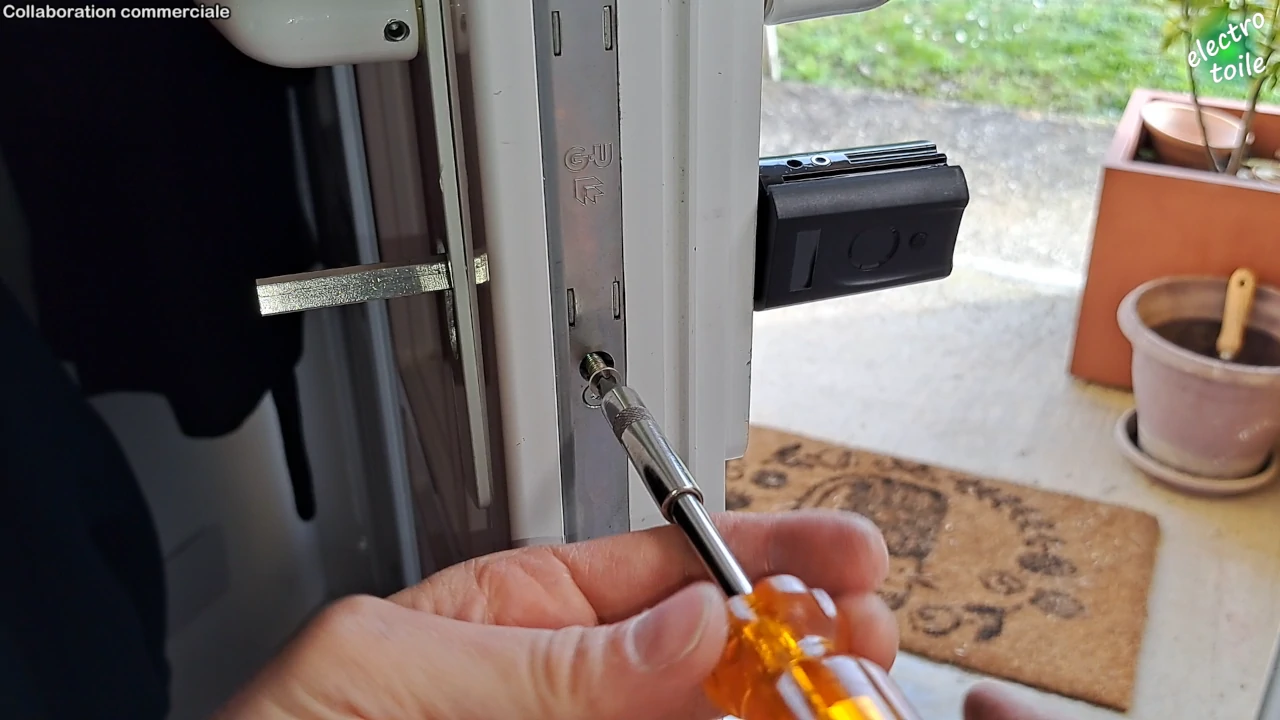 fixez la serrure intelligente dans la porte