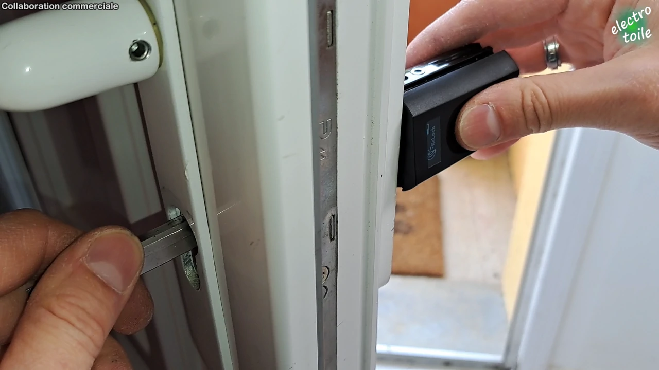 insérez la serrure connectée dans la porte