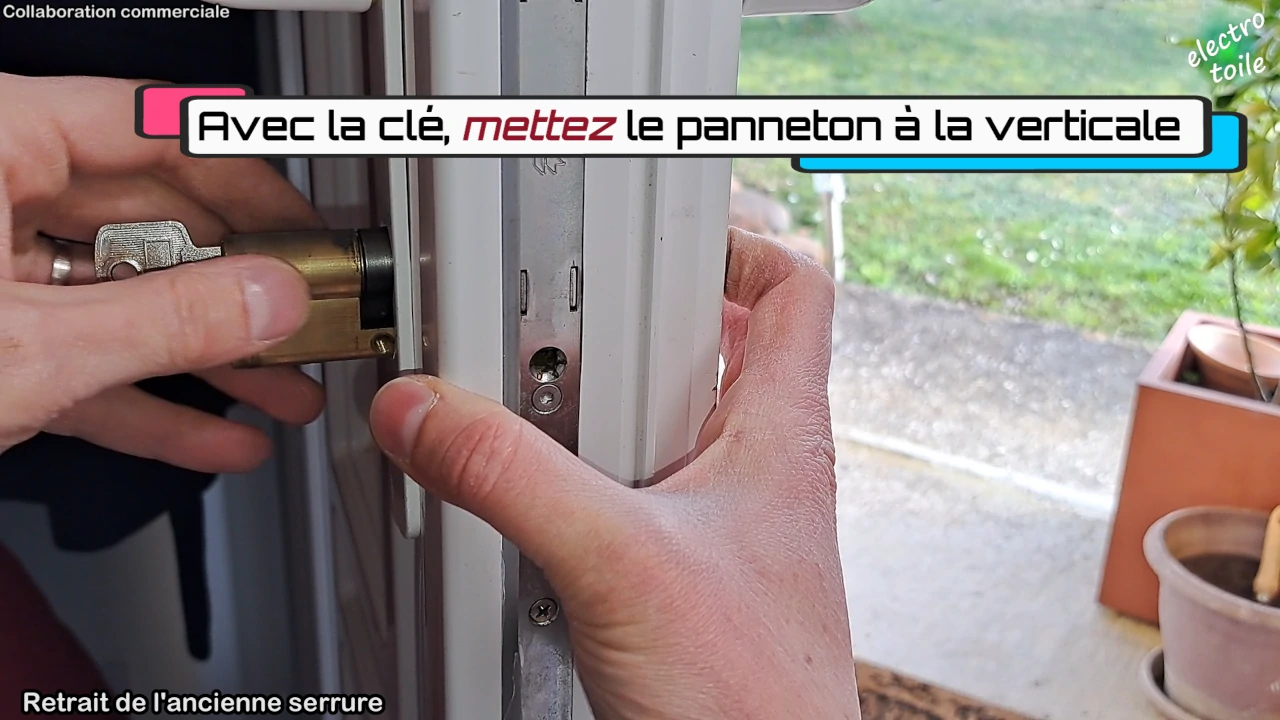 mettre le panneton à la verticale pour sortir simplement la serrure de porte