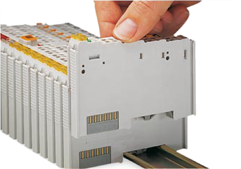 <strong>Assemblage</strong> des <strong>modules</strong> sur <strong>rail</strong> facile. 01