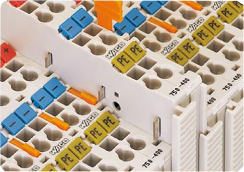 <strong>Connexion automatique</strong> entre les <strong>modules</strong> à l'aide des <strong>contacts étamés</strong>. 03