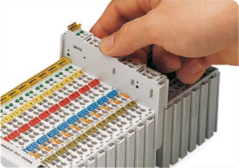 <strong>Connexion automatique</strong> entre les <strong>modules</strong> à l'aide des <strong>contacts étamés</strong>. 05