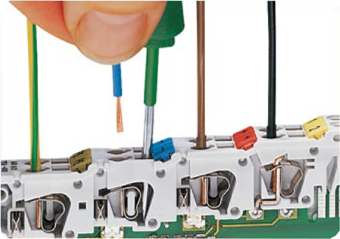 Connexion rapide des <strong>conducteurs</strong> sur les modules par <strong>bornes automatique</strong> <strong>section</strong> de 0,08mm² à 2,5mm². 01