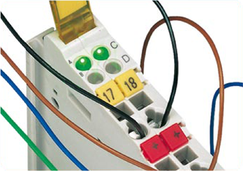 Des <strong>LEDs</strong> permettent de <i><strong>visualiser</strong></i> l’état et le diagnostic pour la mise en service et la <strong>surveillance</strong> de l’<strong>installation</strong>. 02