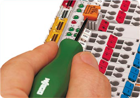 Si un module d’alimentation ne fonctionne plus <i><strong>vérifier</strong></i> l’état du <strong>fusible</strong> en utilisant l’extracteur. 04